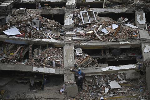 Sube a m&aacute;s de 5,200 los fallecidos por los terremotos en Venezuela