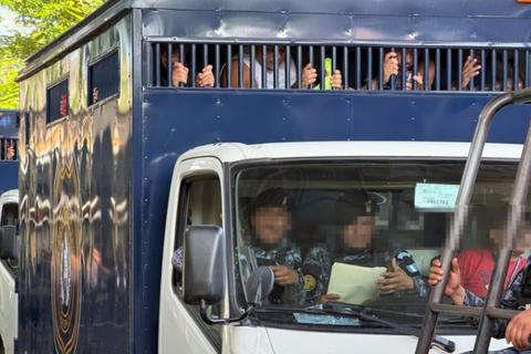 Inicia traslado: 34 reos salen de la prisi&oacute;n de Izabal