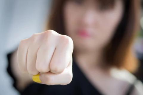 Exhiben a mujer que agrede a su mam&aacute; en Honduras (video)