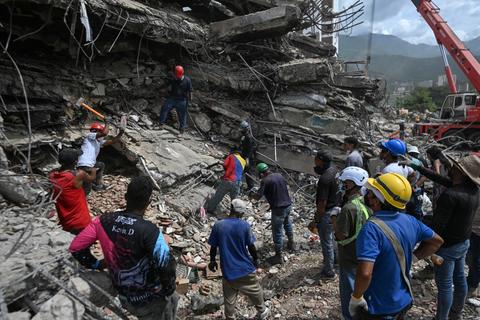 La b&uacute;squeda de desaparecidos contin&uacute;a a un mes de terremotos en Venezuela