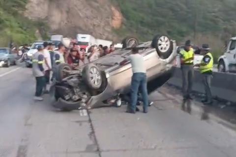 &iexcl;Dos carros volcados! Cuatro personas resultan heridas en accidente de tr&aacute;nsito