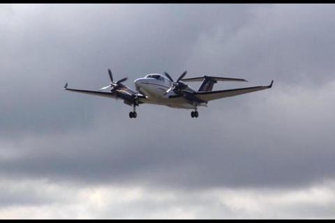 Avioneta estuvo a punto de impactar contra un veh&iacute;culo en plena pista (video)