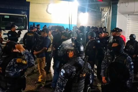 Trasladan a 56 reos de Puerto Barrios en operativo contra estructuras criminales