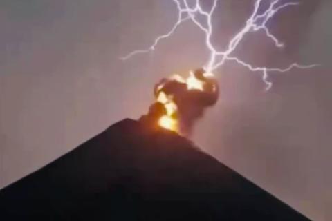 Rayo impacta el volc&aacute;n de Fuego en Guatemala y queda grabado