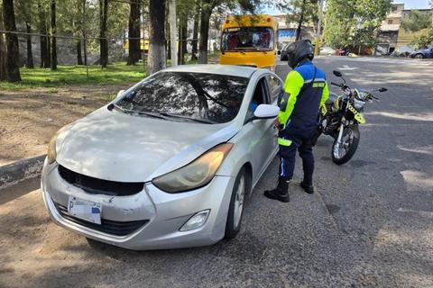Interceptan a conductor tras cruzar en rojo: acumulaba 28 multas
