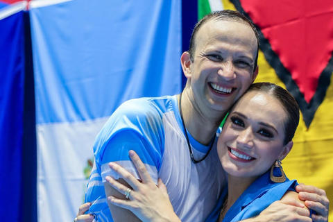 El saludo de Kevin Cord&oacute;n a su esposa y beb&eacute; tras victoria en Juegos Centroamericanos