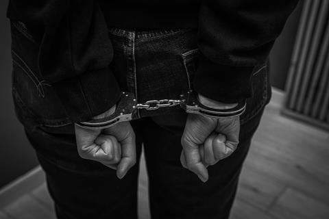 Mujer llega de visita a la c&aacute;rcel y termina tras las rejas