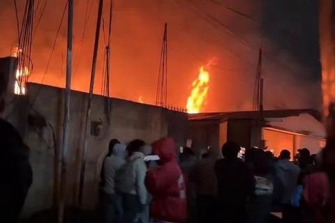 VIDEO: vecinos incendian casa de jueza tras desalojo de mujer de la tercera edad