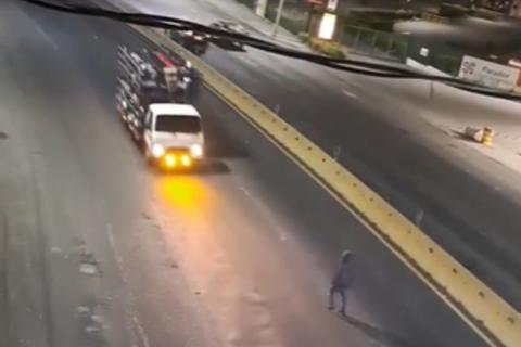 &iexcl;Carros lo esquivaron! Un hombre camin&oacute; en plena ruta al Pac&iacute;fico