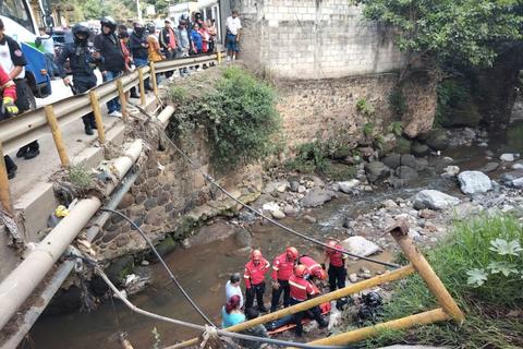 &iexcl;Cay&oacute; de un puente! Conductor resulta herido tras perder el control en zona 24