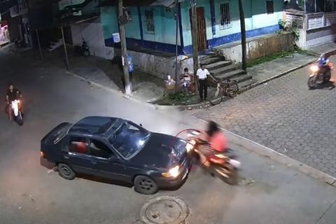 Conductor impacta contra veh&iacute;culo de mujer embarazada  (Video)