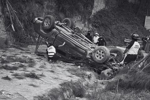 Fuerte accidente de tr&aacute;nsito deja dos fallecidos y tres heridos en Chimaltenango