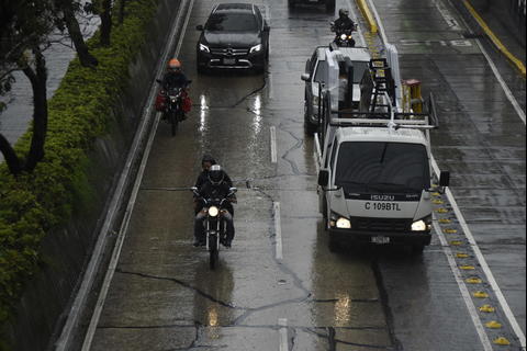 Cuidado en la carretera si conduces bajo la lluvia