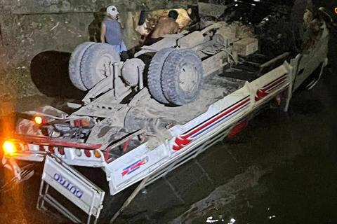 Conductor resulta herido tras perder el control y caer desde un puente