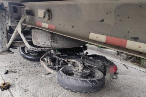 Trasladan al hospital a motorista que sobrevivi&oacute; luego de empotrarse con un tr&aacute;iler