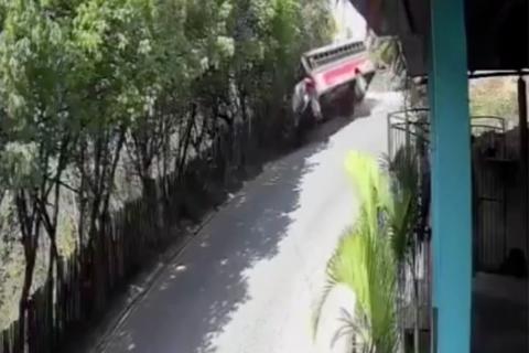 &iexcl;Queda grabado! Surge video del momento en que bus vuelca y deja m&aacute;s de 20 heridos