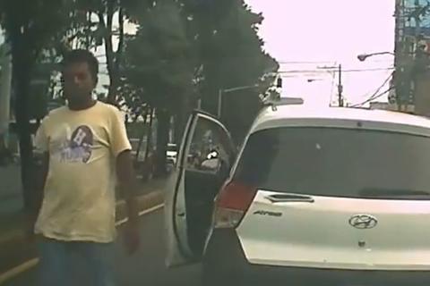 &iexcl;Pelea por la v&iacute;a! Conductor 'intimida' a otro automovilista en zona 12 (video)