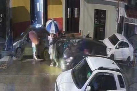 Graban momento en que autom&oacute;vil atropella a madre y una beb&eacute; 