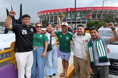 Un d&iacute;a ajetreado en las afueras del estadio Azteca