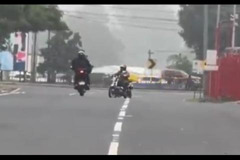 Conductores chocan en plena transmisi&oacute;n de tr&aacute;nsito (video)