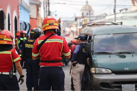 Veh&iacute;culo colisiona contra microb&uacute;s con estudiantes a bordo en zona 1