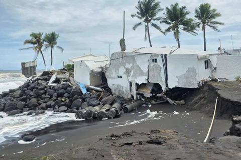 &iexcl;Chalets destruidos! Fuerte oleaje causa da&ntilde;os en las costas de Iztapa (videos)