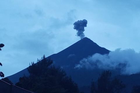 Alertan por actividad del volc&aacute;n de Fuego y lluvias de tormenta tropical 'Cristina'
