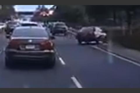 Esto habr&iacute;a pasado con conductor que cay&oacute; al vac&iacute;o en zona 15