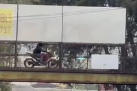 &iexcl;Imprudencia! Captan a conductor cruzando una pasarela (video)