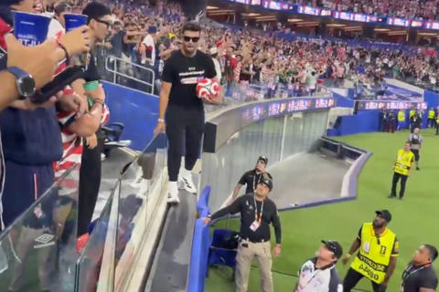 Hombre escala baranda con un bal&oacute;n en partido del mundial (video)
