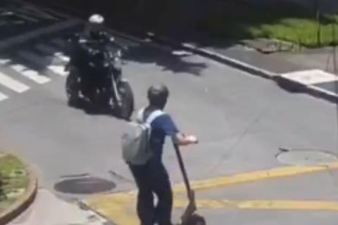 &iexcl;Fuerte impacto! Conductor y scooter sufren accidente en zona 10 (video)