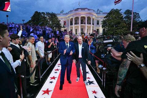 Trump celebra sus 80 a&ntilde;os con in&eacute;dita velada de artes marciales