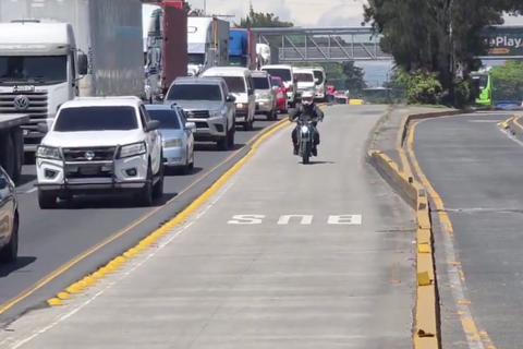 Motoristas colisionan en la v&iacute;a exclusiva del Transmetro
