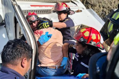 Rescatan con vida a piloto que qued&oacute; atrapado en tr&aacute;iler volcado en carretera