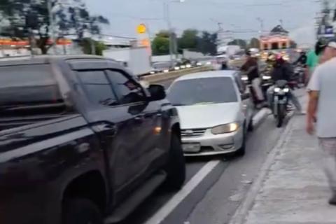 Piloto evita el avance de veh&iacute;culos que circulan contra la v&iacute;a en Villa Nueva (Video)