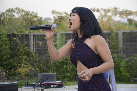 Karol Posadas: La voz de Escuintla que revive a Selena en los USA