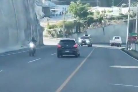 &iexcl;Casi provoca accidente! Captan a veh&iacute;culo circulando contra la v&iacute;a en zona 5 (video)