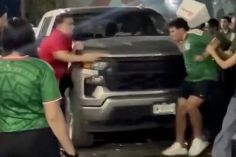 Video: Veh&iacute;culo embiste a aficionados tras descontrolada celebraci&oacute;n en el Mundial