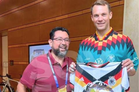 Momento en que guatemalteco entrega camisetas a Manuel Neuer (video)