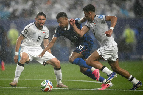 Tormenta el&eacute;ctrica obliga a suspender temporalmente el Francia vs Irak