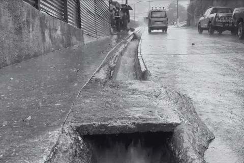 Menor fallece tras ser arrastrado por una corriente de agua en zona 18