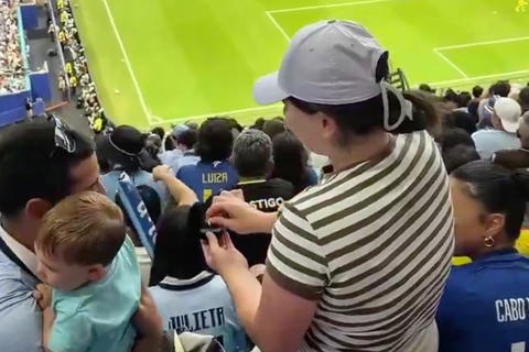 La pedida de mano en pleno partido del mundial entre Uruguay y Cabo Verde 