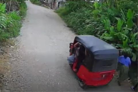 &iexcl;Grabado en video! Tuctuc atropella a una mujer de la tercera edad y huye del lugar