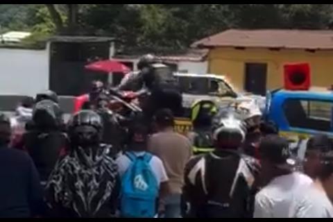 VIDEO: as&iacute; confiscaron veh&iacute;culo tras incidente entre motorista y conductora