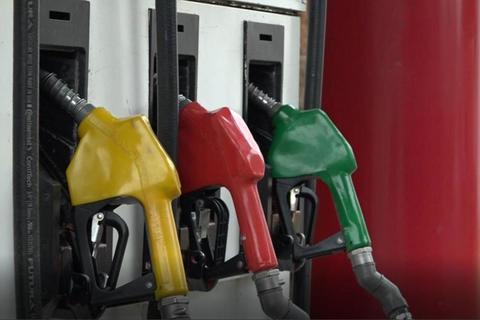 Combustibles alcanzan sus precios m&aacute;s bajos en mes y medio