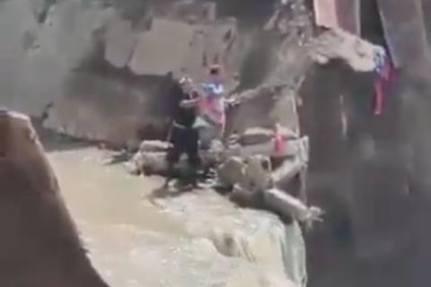 Video: Personas arriesgan sus vidas tras crecida de r&iacute;o en San Miguel Petapa