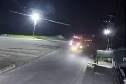 Motoristas se salvan de quedar bajo las llantas de un cami&oacute;n (Video)