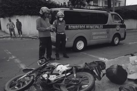 Choque entre moto y auto en la zona 10 deja un fallecido