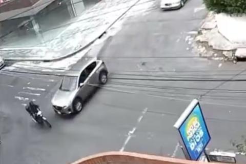 Surge video del accidente de tr&aacute;nsito en zona 10 que dej&oacute; a un motorista fallecido