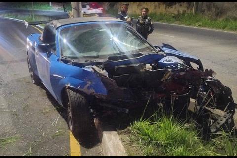 El auto deportivo que fue abandonado en San Crist&oacute;bal tras choque
